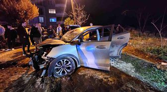 İki aracın kafa kafaya çarpıştığı feci kazada can pazarı: 3 ağır yaralı