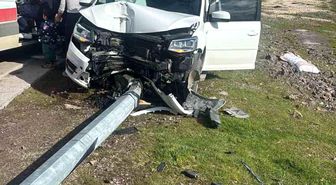 Kocaeli'de elektrik direğine çarpan otomobilin sürücüsü ağır yaralandı