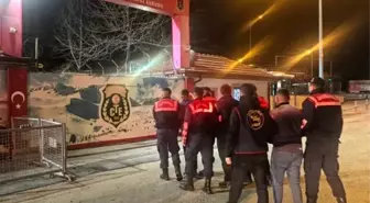 Köy evlerini soyan 3 kişilik hırsızlık ekibi, çalıntı eşyaları hurdacıya satarken yakalandı