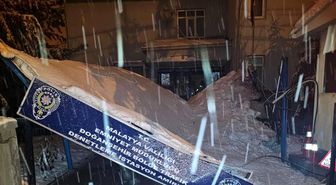 Malatya'da karın ağırlığıyla istasyon amirliğinin surdurması çöktü