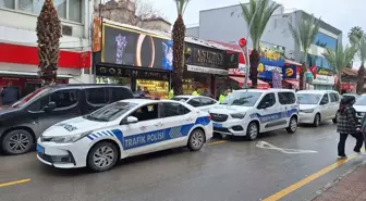 Mersin'de kuyumcuyu soyan zanlı tabancayla havaya ateş ederek kaçtı