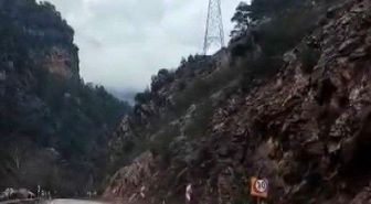 Saimbeyli'de yağışlar sonrası yola yine kaya düştü
