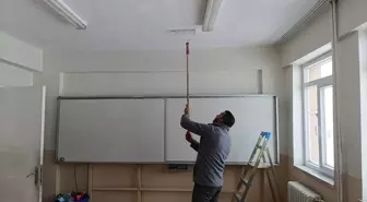 Sivas'ta köy okulunu öğretmen ile veliler onardı