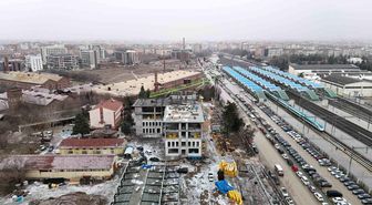 Tonlarca yükü metrelerce yükseklikte adeta iğne deliğinden geçiriyorlar