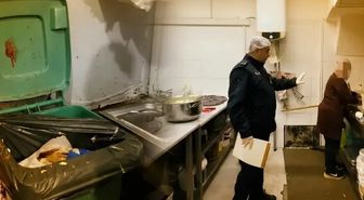 Zabıta denetimi esnasında mutfak tezgahında yıkanan paspas mide bulandırdı