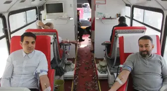 Zara'da 'Birbirimize Candan Bağlıyız' sloganıyla kan bağışı kampanyası düzenlendi