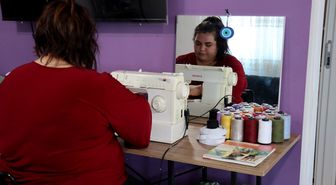 6 ŞUBAT DEPREMLERİNİN ÜÇÜNCÜ YILI - Depremzede kadın, terzilik yaparak engelli babası, oğlu ve 3 kardeşine bakıyor