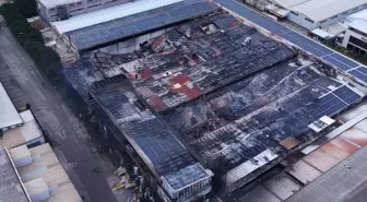 Alevlere müdahale eden 12 itfaiyeci dumandan etkilendi; yanan fabrika havadan görüntülendi