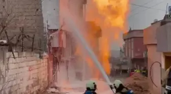 Altyapı çalışmasında doğal gaz hattında patlama oldu; mahsur kalanları itfaiye kurtardı