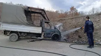 Amasya'da seyir halindeyken yangın çıkan kamyonet kullanılamaz hale geldi