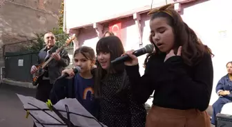 Barış Manço, ölüm yıl dönümünde, çocukken yaşadığı evin önünde anıldı