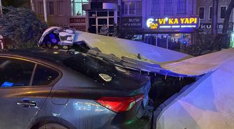Beylikdüzü'nde şiddetli rüzgar nedeniyle bir binanın dış cephe kaplaması aracın üzerine düştü