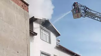 Boyabat'ta bir binanın çatısında çıkan yangın söndürüldü