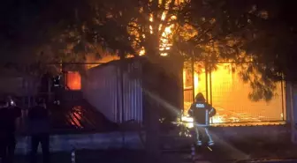 Bursa Minareliçavuş OSB'de kimyasal kaplama fabrikasında yangın çıktı. Olay yerine sevk edilen ekiplerin yangına müdahalesi sürüyor.