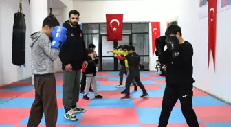 Caminin kullanılmayan bölümü çocuklar için spor salonu oldu