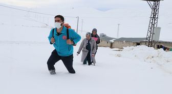 Van'da Evde Sağlık Hizmeti Veren Doktor ve Ekibi Karlı Yolları Yürüyerek Hastalara Ulaşıyor