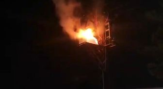 Elektrik direğindeki pano alev alev yandı