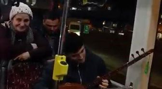 Eminönü-Arnavutköy seferindeki İETT otobüsünde sazlı yolculuk