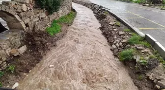 Foça'da fırtına ve sağanak yağmur yaşamı etkiledi