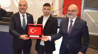 GTO'dan aktif sporculuk kariyerini sonlandıran milli karateci Şamdan'a plaket