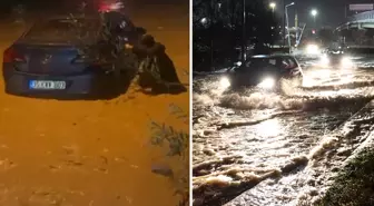 İzmir'de sağanak ve fırtına hayatı felç etti: Sel suları araçları sürükledi