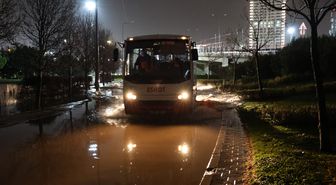 İzmir'de Sağanak Yağış Yolları Göle Çevirdi