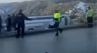 Kontrolden çıkan işçi servisi şarampole devrildi: 10 yaralı