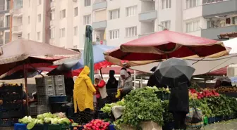 Meteoroloji'nin sağanak ve fırtına uyarısı pazarcıları etkiledi