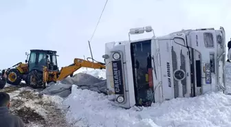 Muradiye'de gizli buzlanmadan dolayı tır devrildi