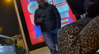 Otobüs durağında skandal görüntü: Karşısındaki kadınlara bakarak...