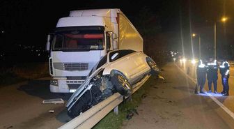 Otomobil bariyerlerde 15 metre sürüklenerek tıra çarptı: 4 yaralı