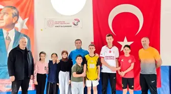 Sarıgöl'de minik güreşçiler tatilde de minderde