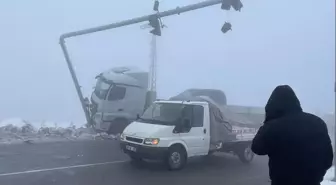 Sivas'ta sis nedeniyle meydana gelen zincirleme kazada 7 kişi yaralandı