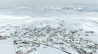 Süphan Dağı eteğindeki karla kaplı köylerde kış şartları yaşamı zorlaştırıyor