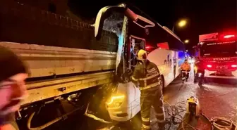 Yolcu otobüsü, TIR'a çarptı; muavin öldü, 3 yaralı