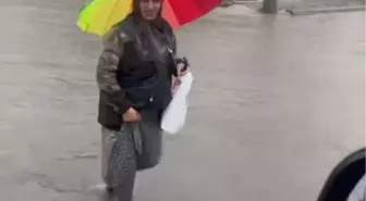 Adana'da Sağanak Yağış: Yollar Su Bastı, Ev ve İş Yerleri Sular Altında Kaldı