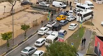 Adana'da sağanak hayatı olumsuz etkiledi