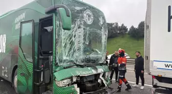 Adana'da sağanak hayatı olumsuz etkiledi; caddeler göle döndü