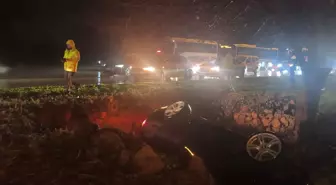 Antalya'da refüjdeki çukura düşen otomobildeki 3 kişi yaralandı