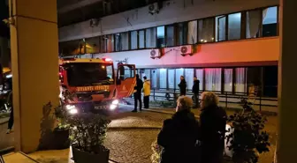 Beyoğlu'nda otelde çıkan yangında mahsur kalan 3 kişi ve bir köpek kurtarıldı