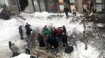 Çatıdan düşen kar kütlesinin altında kalan kadın hayatını kaybetti