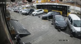 Esenler'de İETT otobüsü park halindeki otomobile çarptı