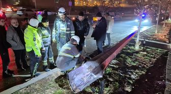 Gaziantep'te elektrik direğine çarpan otomobildeki 2 kişi yaralandı