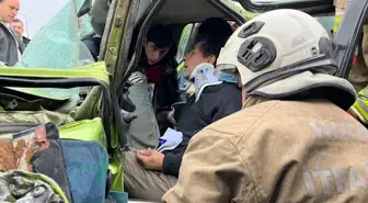 Hatay'da Minibüs ile Otomobil Çarpıştı: 5 Yaralı