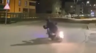 Kasksız sürücünün motosikletle drift attığı anlar kamerada