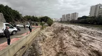Mersin'de kuvvetli yağış hayatı olumsuz etkiliyor