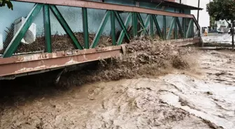 Mersin'de sağanak; dereler taştı, yolları su bastı