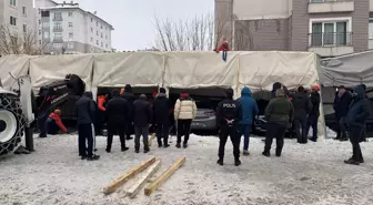 Ağrı'da üstünde kar biriken garajın çökmesi sonucu 3 araç zarar gördü