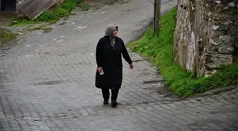 Bilecik'in İnhisar Belediye Başkanı Nihal Arslan, her sabah sokak sokak gezip not aldığı eksikleri gideriyor