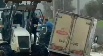 Bodrum'da sağanak; su dolan yolda kalan kamyonetin sürücüsü kepçeyle kurtarıldı